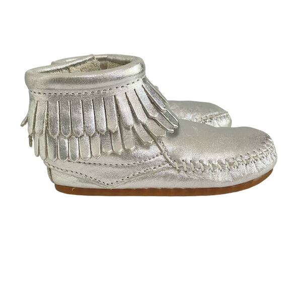 Minnetonka Aria Silver Fringe Moccasin Girls 6 Metallic Ankle Bootie Rubber Sole - Picture 1 of 11